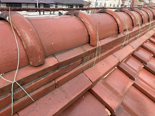 棟を近くから点検